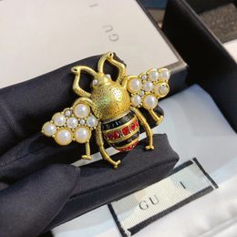 18K GOUD GODE BEE BROHES LUXury Brandontwerpers Insect Pearl Letter Fashion Women Roestvrij stalen broches Wedding Party Sieraden