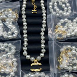 Cobre de latón chapado de oro de 18k 1: 1 Collares de diseñador Cadena de gargantillas C-letras Cachuelas Fashion Womens Diamond Crystal Pearl Collar Accesorios de joyas de boda