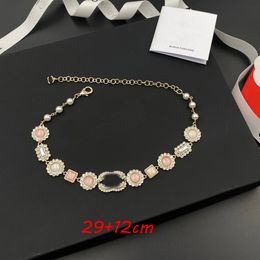 18 Karat vergoldete Messing-Kupfer-Anhänger-Halskette, luxuriöse Damen-Designer-Marke, C-Buchstabe-Inlay, Strass-Perlen-Blumen-Halsketten, Halsbandkette, Hochzeitsschmuck, Liebesgeschenke