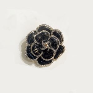 18k Vergulde Broches Pins Luxe Merk Ontwerpers Zwarte Camellia Bloemenprint Cirkel Mode Dames Roestvrijstalen Broches Bruiloft Sieraden Cadeau