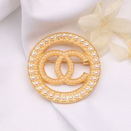 Broche de marque de charme plaquée or 18 carats Double lettre Designer Broche de haute qualité pour femmes hommes Mode Broches de perles rondes Cadeau de fête de mariage Bijoux 20style