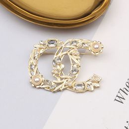 18K Chapado en oro Charm Brand Broche Doble letra Diseñador de lujo Pin clásico para mujeres Rhinestone pluma Broches Joyería del banquete de boda 20 estilo