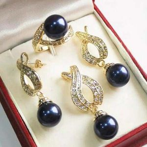 Ensemble de bijoux de collier de perle bleu foncé à carré d'or 18 carats