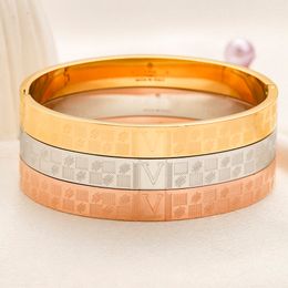 18k banhado a ouro designer pulseira charme aço inoxidável feminino pulseiras de luxo carta jóias pulseira manguito em relevo selo