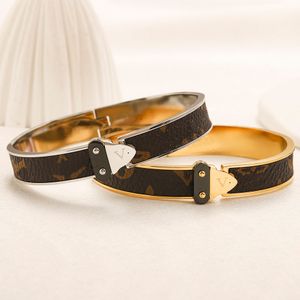 Bracelets de créateurs plaqués or 18 carats pour hommes, bracelet en cuir avec lettres, bijoux en acier inoxydable, manchette, amoureux de mariage, cadeau, bijoux de style classique, accessoires de couple