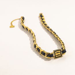 Collar colgante colgante de letras de oro de 18k chapado en oro Collar de marca de cuero para mujeres para mujeres Joyas de alta calidad