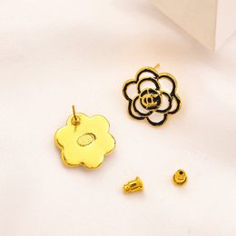 Pendientes de cartas de diseñador chapadas en oro de 18k Estilo de moda dulce Camellia Pendiendo para mujeres Regalos de boda de accesorios de joyería de alta calidad