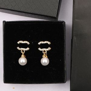 18 K chapado en oro Diseñadores Marca Pendientes Diseñador Carta Ear Stud Mujeres Perla de cristal Pendiente geométrico para el banquete de boda Jewerlry Accesorios ER0008