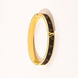 18K chapado en oro Diseñadores Carta Mujeres Joyería de marca Pulseras Brazalete de cuero sintético Pulsera de acero inoxidable Joyería de boda para mujer Regalos