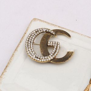 18K GOUD VERPLAATSEN DUBBELE BRIEVEN BROOCH Luxe Retro Simple Personality Classic Brand Designer Broches Women Pearl Rhinestone Suit Pin Fashion Jewelry Accessoires