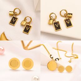 Pendientes chapados en oro de 18 quilates Pendientes de diseñador para mujer Joyería de moda Conjunto de perlas redondas Pendientes de diamantes Accesorios de lujo Pareja Regalo familiar Clásico