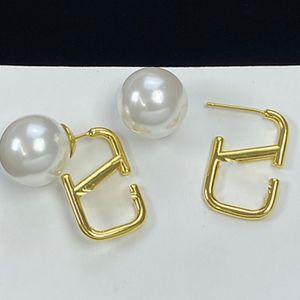 Pendientes chapados en oro de 18 quilates, colgante de perlas para mujer, pendientes elegantes, diseño de Clip de papel plateado 925, joyería de fiesta de marca de Metal Simple