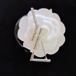 Broche de letras de diseñador de moda chapado en oro de 18 quilates, broches de perlas de diamantes de imitación de cristal para mujer, accesorios de joyería de fiesta simples de 3 colores para mujer