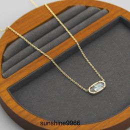 Collier de pendentif en verre en verre d'or 18k