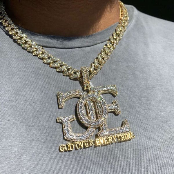 Chapado en oro de 18 quilates, joyería para hombres de hielo de Hip Hop, diseño de letras personalizado, collar con colgante de Dios grande ostentoso sobre todo