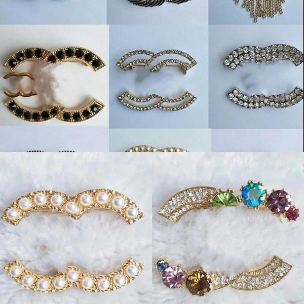 Lettres plaquées or 18 carats Broches Cristal Strass Femmes Marque de luxe Designer Lady Perle Laiton Broche Broches Bijoux En Métal Accessoires Lots