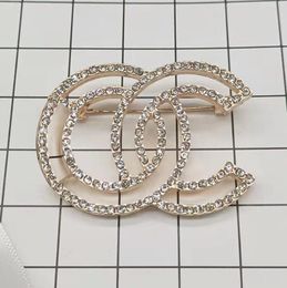 18K Plaqué Or Lettres Broches Petit Vent Doux Femmes Marque De Luxe Designer Cristal Strass Broches En Métal Bijoux Cadeau