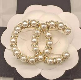 18K GOUD VERPLAATSEN LISTERS BROHES Kleine Sweet Wind Women Luxury merkontwerper Crystal Rhinestone Pearl Pins Metal Jewelry Cadeau