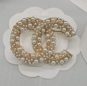 18K Plaqué Or Lettres Broches Petit Doux Vent Femmes De Luxe Marque Designer Cristal Strass Perle Pins Bijoux Cadeau