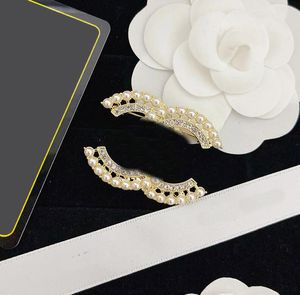 18K Plaqué Or Lettres Broches Petit Vent Doux Femmes Marque De Luxe Designer Cristal Perle Broche Broches En Métal Bijoux Accessoires