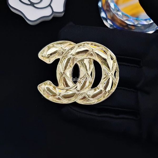 18K Plaqué Or Lettres Broches Femmes Marque De Luxe Designer Broche Cristal Perle Broche Partie Cadeau Bijoux Accessoires