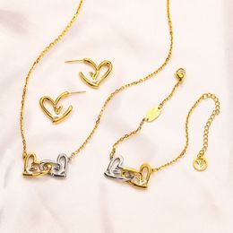 18K chapado en oro Diseñador de la marca de lujo Corazón Carta Colgantes Collares Stud Pendiente Pulsera Gargantilla de acero inoxidable Collar colgante Cadena Accesorios de joyería