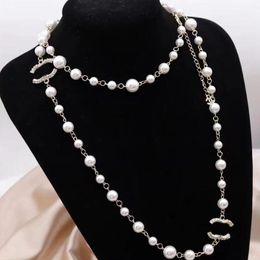 18K chapado en oro marca de lujo diseñador colgantes collares cristal perla acero titanio letra gargantilla colgante collar suéter cadena joyería accesorios 102494