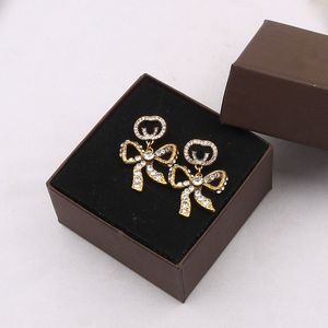 18K chapado en oro Diseñadores de marcas de lujo Letras dobles Stud Gota larga Bowknot Mujeres famosas geométricas Cristal Rhinestone Perla Pendiente Wedding Party Jewerlry