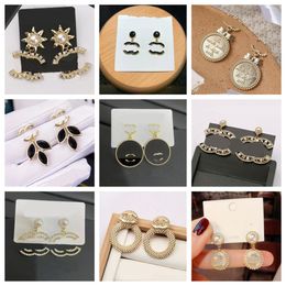 18K GOUD GOLD LUXury Brand Designers Letters Stud Clip Eordrond Ronde Geometrische beroemde vrouwen Crystal Rhinestone Metal Earring Wedding Party Joodlry