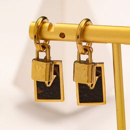 18K Gold plaquée de luxe de luxe lettres marques étalons oreille Presbyopie fausse cuir géométrique célèbre femmes en acier inoxydable boucle de boucle d'oreille