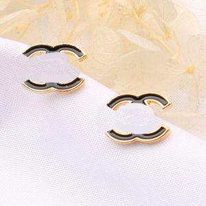 18K Gold Diseñador de lujo de lujo Pendimiento de tachuelas de dos letras para mujeres Joyas para la fiesta de la fiesta de bodas