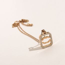 Collier de créateur de luxe en or 18 carats pour femmes pour femmes Bouteille à double lettre Pendante Colliers de chaîne