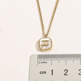 Collier de créateur célèbre de luxe en or 18 carats pour femmes élégantes marques C-Letter Chain Chain Colliers Bijoux Accessoire de haute qualité Never Fade 20style