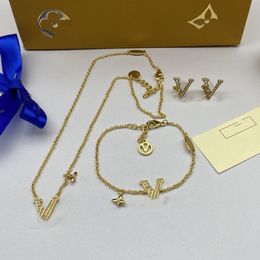 Collier plaqué or 18K concepteur pour femme bijoux de mode de mode Gold Silver Flower Lettre avec collier en diamant et bracelet Suit de combinaison de cadeaux de fête de mariage