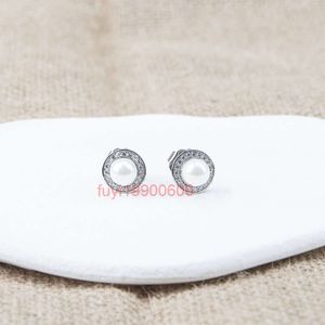 Boucles d'oreilles rondes plaquées or 18 carats avec perles de coquillage blanches