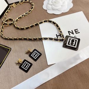 18K Vergulde Roestvrij Stalen Ketting Oorbel Leer Mode Vrouwen Ontwerper Dubbele Letter Kettingen Choker Vierkante Hanger Ketting Bruiloft Sieraden Accessoires