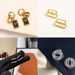 18k Chapado en oro Stud Pendientes Diseñador Girl Love Ear1rings Diseñador romántico Carta Charm Pendientes Moda Versátil Marca de lujo europea Regalo Joyería