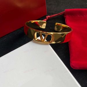 18K goud verkopen nieuwe ontwerper brede manchet, klassieke alfabetarmband, messing materiaal gouden armband, mode dames designer sieraden, Kerstmis, geschenken, groothandel