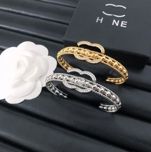 Brazalete de acero de titanio chapado en oro de plata de 18 quilates Mujeres famosas Marca Pulseras con letras Diseñador Bisel Ajuste Cristal Rhinestone Pulsera Amantes Regalo de la joyería