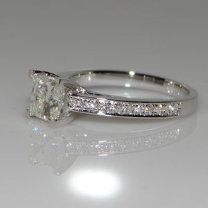 Bague en diamant princesse en or blanc 18 carats bague en diamant carré à quatre griffes modèles féminins mariage bague simple vente au détail en gros