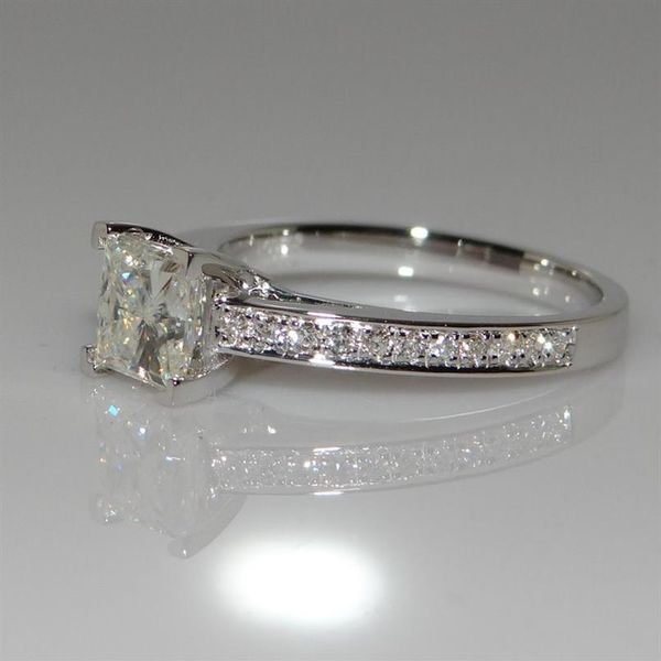 Ring de princesa de oro blanco de 18 km Ring de diamantes de cuatro clavos Modelas de diamantes Femenino Boda Simple Retail 3307