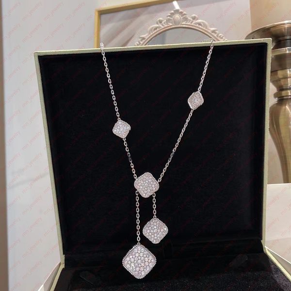 Collier classique trèfle à quatre feuilles avec zircon en or blanc 18 carats. Mode de marque jolie. Collier design élégant. Les bijoux ont des timbres.