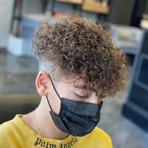 Toupee de 18 mm Curly Toupee Noir Système de remplacement de base PU de Pu de PU durable Prothèse capillaire des cheveux humains