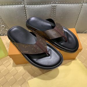 18model été hommes Designer pantoufles en plein air plage chaussures luxueux fond épais salle de bain intérieure antidérapant pantoufles parent-enfant chaussures sandales 2023 nouveau