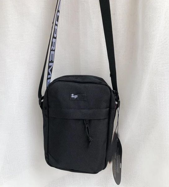 18ss Bolso cruzado pequeño de lona para hombre Bolsos causales lisos para niña Mini cremallera Diseñador deportivo Bolso de mensajero negro / rojo y bolsos de compras 9124383