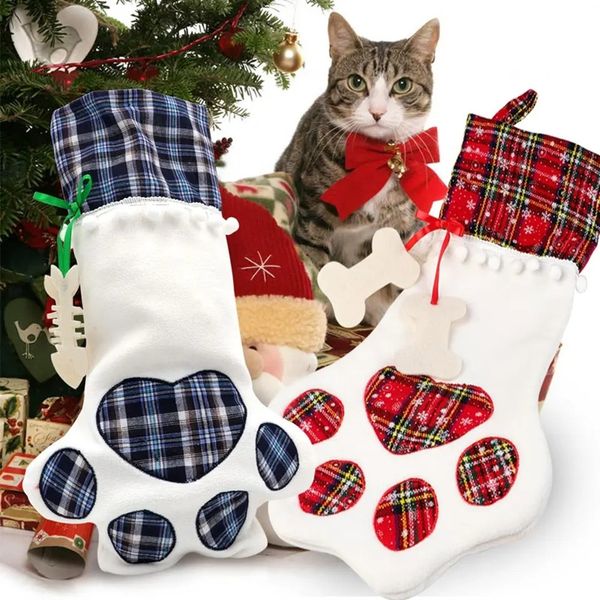 18x11 pulgadas Patas de perro para mascotas Adornos de calcetín navideño Arpillera Felpa a cuadros Árbol de Navidad Bolsas de regalo Chimenea colgante roja Decoraciones navideñas con pata de perro grande