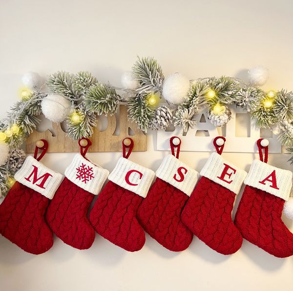 Calcetines de calcetín de punto de 18x14 cm Alfabeto de copo de nieve rojo 26 letras de Navidad Costilería Ornamentos de Navidad Decoraciones para Family Holiday Fiest Gift 2023 Dh