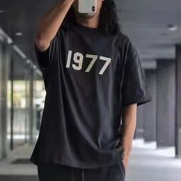 1977 camisetas con letras de fieltro para hombre, camisetas informales de manga corta de gran tamaño para hombres y mujeres, ropa informal estilo Hip Hop MG220029