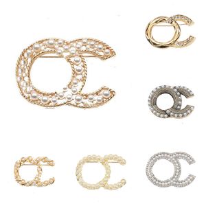 19color Luxury Designer Lettres Broches Plaqué Or 18K Perle Cristal Strass Broche Femmes Costumes Broches pour Mariage Bijoux Accessoires