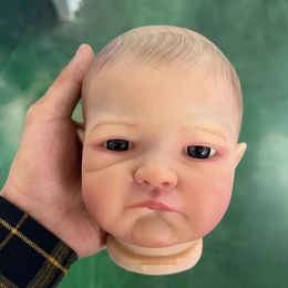 19 inch al geschilderde Bebe Reborn Doll Kits August Awake 3D-schilderij met zichtbare aderen, stoffen lichaam en ogen inbegrepen 240304